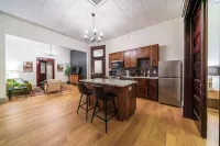 The Plum Suite - Spacious, Luxury 1-bedroom Apartment in Downtown Sedalia