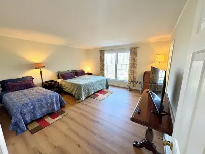 11 Bdrm ~🏠🏡1 Story- 35ppl! 2 HOUSES RETREATS, FIRETABLE🔥Lkt Mtn 6acre Hotels near Rock City Gardens