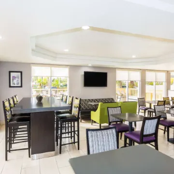La Quinta Inn & Suites by Wyndham Orlando Universal Area