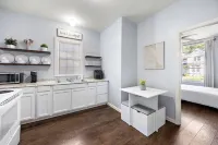Charming Cottage in historic Nacogdoches. Steps away from the brick streets!