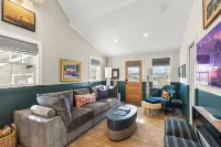 Luxe Designer Dream Home - Free Parking - Walk to Beach + Dining + Shopping