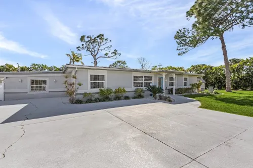 10Min to Beach - Heated Pool Nov-April -  Chef's Kitchen. 2 Night minimum stay.