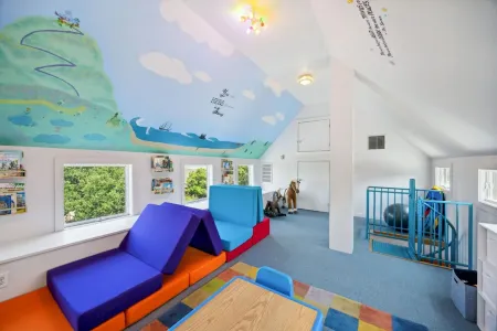 Doom--Home Owned by Renowned Game Designer Отели рядом с достопримечательностью «Харбор Рокуолл»