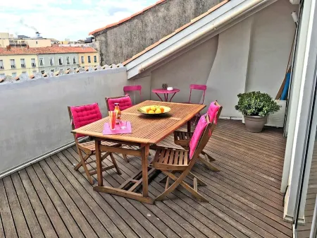 Contemporary bright apartment on Quai Royal with large terrace Sèt Отели в г. Сет