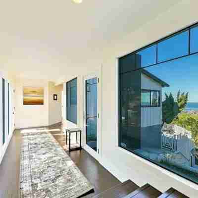 Newly renovated, light/bright San Diego home with a big ocean view over the pool Others