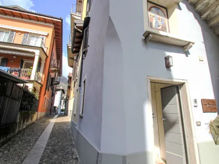 Adriano Отели рядом с достопримечательностью «Compagnia Del Lago Azienda Floricola Di Paolo Zacchera»