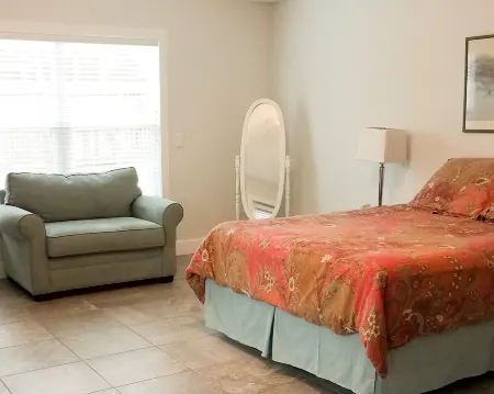 Luxuriate in TWO en Suite Masters; Family friendly; Roll-in Shower; Entry ramp! Отели рядом с достопримечательностью «Pop Stansell Park»