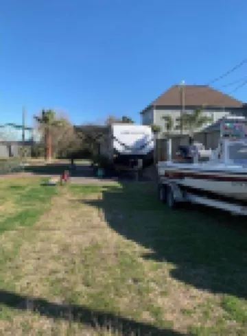 “Big Shirley” in Sunny San Leon