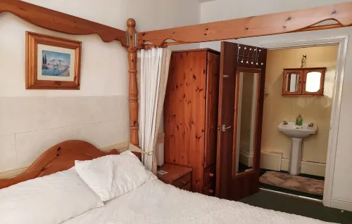 ANGLESEY, Treaddur Bay, King Arthur Suite 6 bed apartment ideal for family hols.