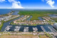 Bayfront Townhouse w/Heated Pool, HotTub, Beach, Marina, tiki bars w/live music