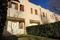 Modern Seaside Flat by the Pool