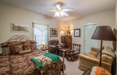 Stone Haus Bed & Breakfast فنادق في Hermann