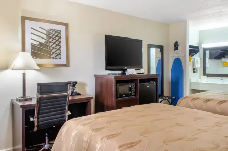 Quality Inn Отели рядом с достопримечательностью «C C Moore Stadium Pressbox»