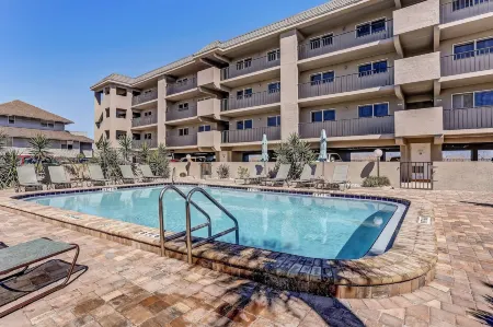 Oceanfront Beach Escape Condo with WiFi by RedAwning Отели рядом с достопримечательностью «Amelia Island Lighthouse»