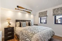 Hiraeth - Luxury Lodge with Hot Tub Close to Beach - balcony