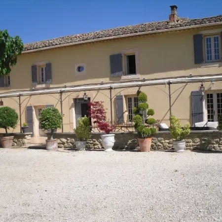 Mas Dansavan Chambres d'hôtes Отели в г. Оппед