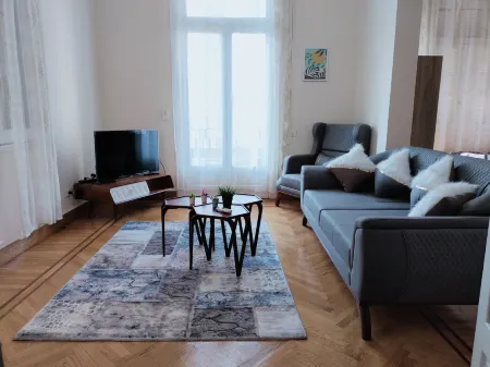 Royal Apartment in Talaat Harb Downtown Cairo Отели рядом с достопримечательностью «Mosque of Syeda Zainab»