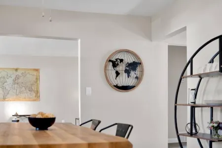 Beautiful 2-bedroom house with AC and fast WiFi in Belleville Отели в г. Сент-Клэр