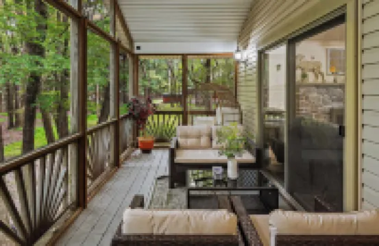 Frolic on Fern by AvantStay Enclosed Deck w Forest Views Bar
