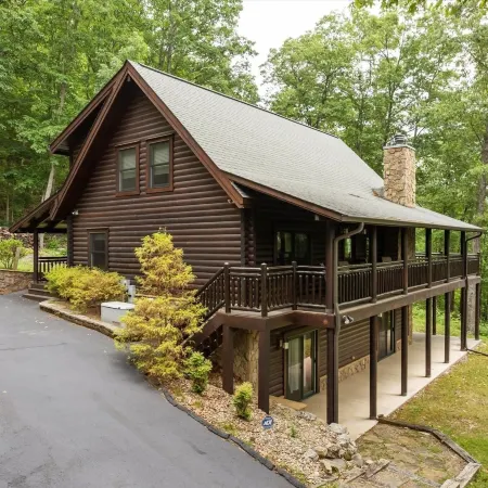 Wolf Den 4 Bedroom Cabin by Redawning
