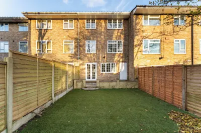 4-bed Home in Purley Near Gatwick Airport London