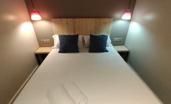 Montserrat Apartments by Gaiarooms