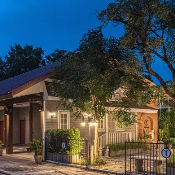 Tarnsiri Boutique Resort Hotels near Riverside Promenade