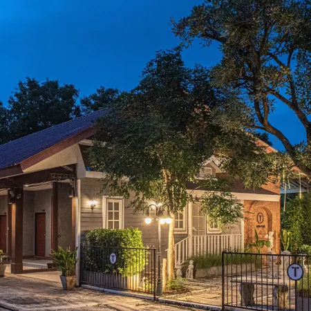 Tarnsiri Boutique Resort Отели рядом с достопримечательностью «Школа Висадтагунгсри»