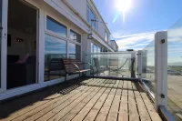 No 28 Contemporary Beach Side Property with Sea Views - parking