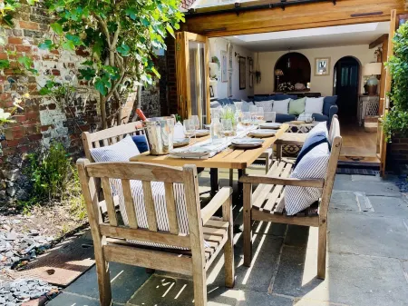 Dolls House - Luxury Townhouse - from 400 Per Night