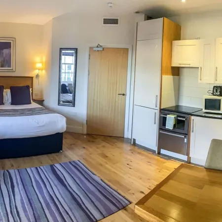 Royal Athenaeum Suites Отели рядом с достопримечательностью «Старое здание ратуши»