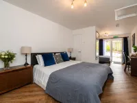 Stonehenge Courtyard Hotels in Amesbury