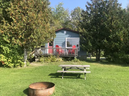 Staying by the Lakeside Cottages Отели в г. Брюс Майнс