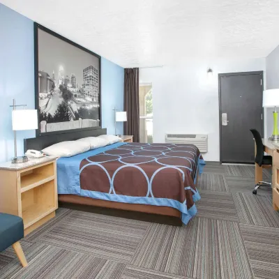 سوبر 8 باي ويندام سيتي أوف مور Hotels near مول كروس رودز