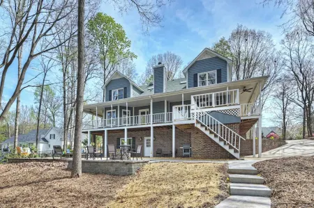 Porch Paradise by Avantstay New Pool, Firepit Отели рядом с достопримечательностью «Trump National Golf Club Charlotte»