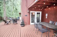 Near Sandy River~ Hot Tub, King Bed, XBOX, Game Room, BBQ, Family Friendly