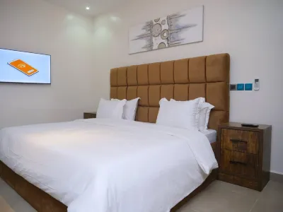 Luxury House - Sleeps 8 & Free Parking Отели в г. 