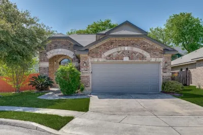 Beautiful & Cozy, BMT Friendly near SeaWorld 3mi/Six Flags 14mi/Lackland 8mi Hotels near Walmart Supercenter