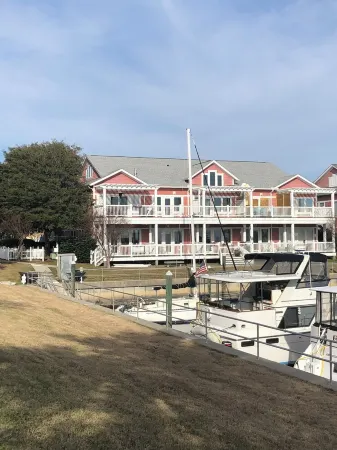 Waterfront condo. Walk to restaurants, and a short drive to beach, and Southport