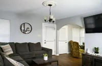 Downtown Gem 2 Br w Spacious Yard Hotel a Florence