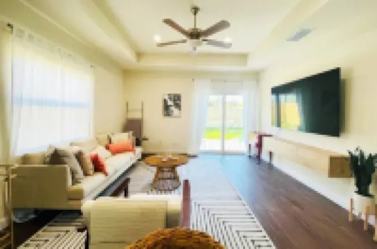 Fenced Yard with BBQ and Hammock - Gorgeous Modern Retreat