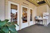 Stunning Balcony and Serene Views - Sophisticated Tranquil Oasis