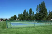 Gorgeous Patio Oasis and Community Pool - Charming Retreat