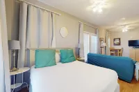 Cozy studio near the beach w/bright interior, shared pool, & prime location Hotels in Rosemary Beach