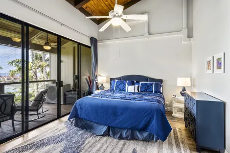 Awe-Inspiring Ocean Views and Tennis Courts - Luxurious Island Retreat Отели рядом с достопримечательностью «Парк Кахальюу Бич»