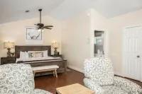 Tranquil Retreat - Shared Hot Tub/Pool Access in Town