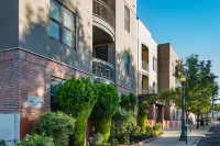 Prime Downtown Location with High-End Finishes - Luxurious Retreat