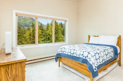 Amazing mountain view condo with private balcony, easy ski resort access Hotel dekat Portage Glacier