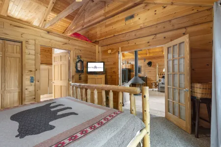 Charming Log Cabin with Hot Tub and Scenic Views - Cozy Romantic Retreat
