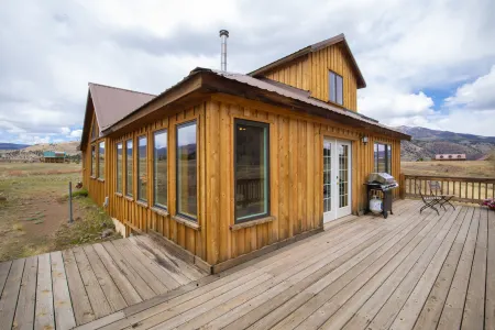 Spectacular Mountain and River Views - Charming Riverside Retreat